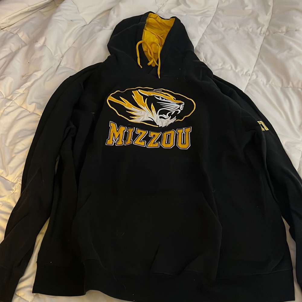 Size XL Mizzou hoodie. Barley worn great for this up coming school year